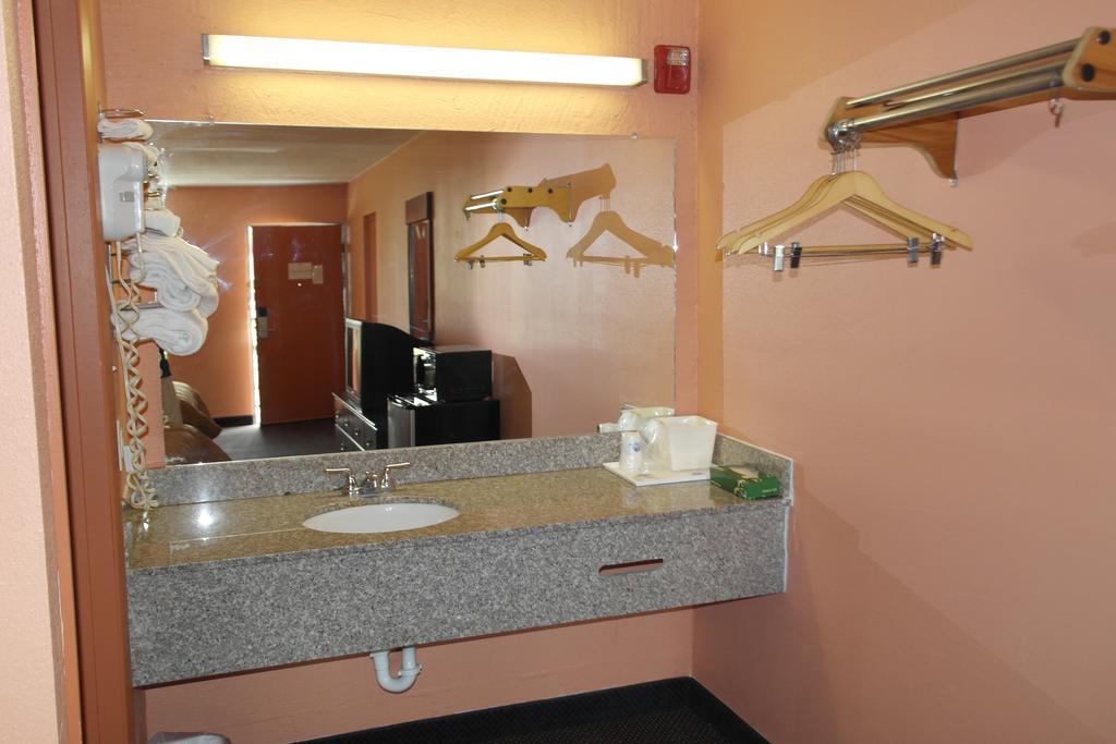 Americas Best Value Inn And Suites Knoxville Exterior photo