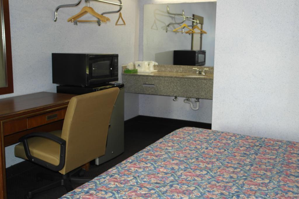Americas Best Value Inn And Suites Knoxville Exterior photo